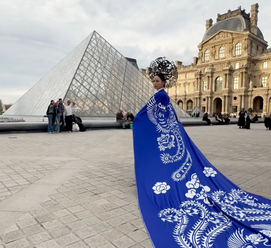 【守艺人】中国剪纸“穿”身上！甘肃非遗惊艳巴黎街头